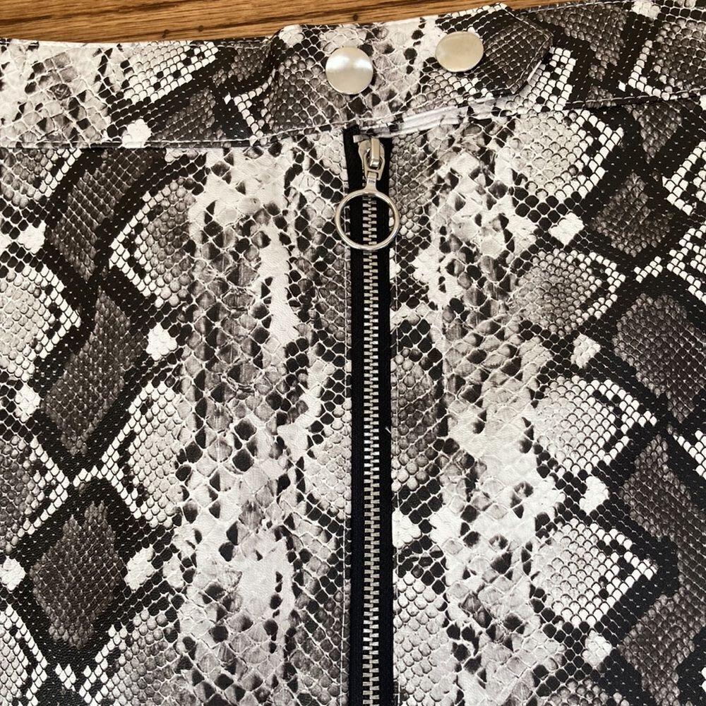New Fashion Nova Kerry High Rise Mini Skirt Lined Snake Print Skirt Size M - Picture 5 of 9